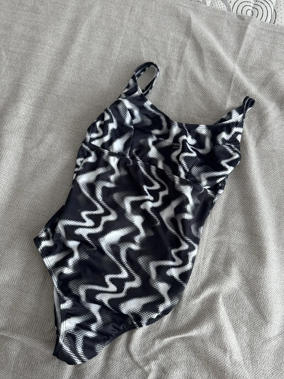 ¡Renová tu look con este traje de baño súper canchero! Con un diseño estampado en blanco y negro que no pasa desapercibido, es perfecto para destacar en la playa o la pileta. ¡Ideal para sentirte cómoda y a la moda!