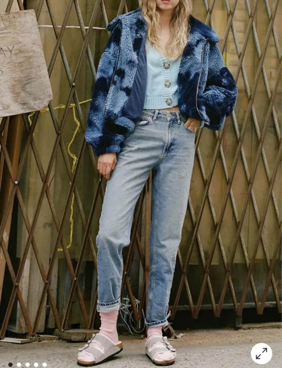 Jeans tiro alto, corte mom, con detalles de desgaste y roturas sutiles. Un clásico reinventado para tu día a día.