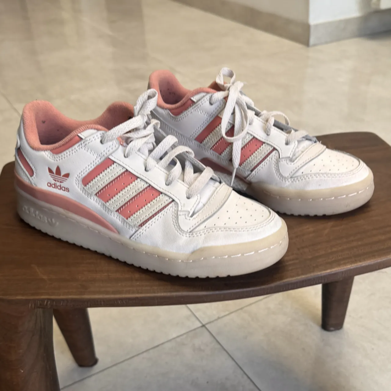 Zapatillas Adidas Forum Low blancas con detalles en rosa. Ideales para el día a día, combinan comodidad y estilo. Muy poquito uso