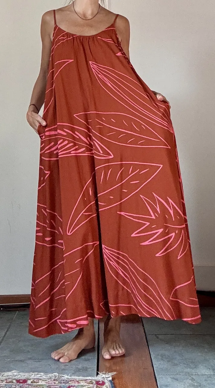 Vestido largo estampado con breteles finos y escote pronunciado en la espalda. Ideal para un look fresco y canchero.