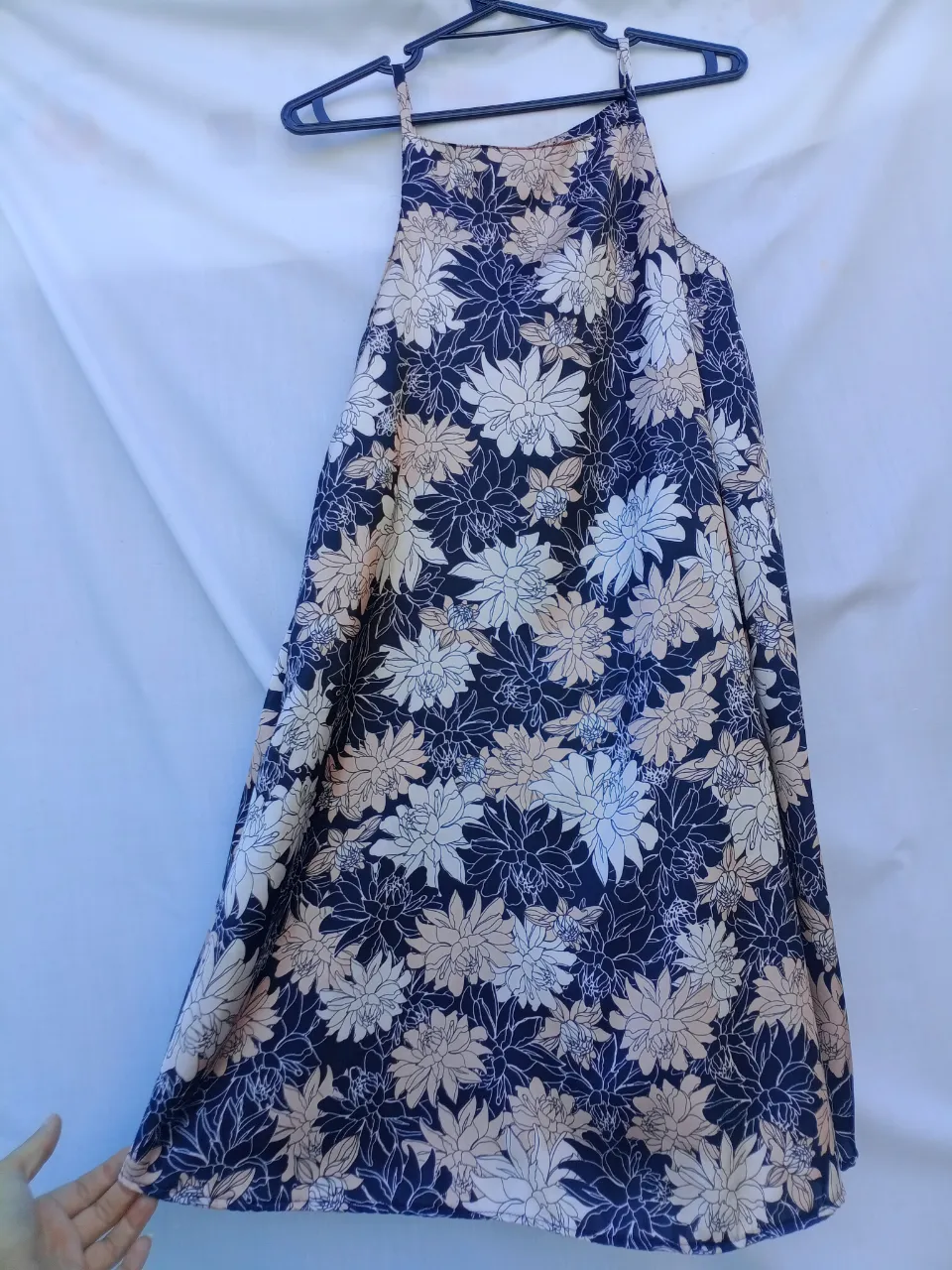 Vestido largo estampado floral, ideal para un look fresco y femenino. Perfecto para días de sol, salidas casuales o para ir a la playa. Su diseño con tiras finas lo hace súper cómodo y liviano.