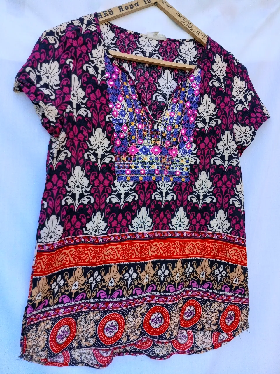 Blusa súper colorida y vibrante con un estampado étnico y bordado en el cuello. Ideal para darle un toque bohemio y alegre a tu look. Perfecta para el día a día o una salida casual.