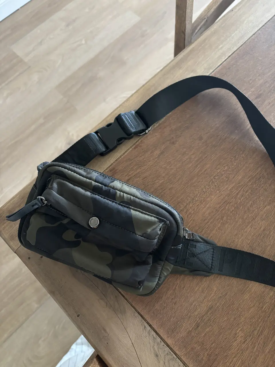 Riñonera PRUNE camuflada, ideal para llevar lo esencial con estilo y comodidad. Confeccionada en material resistente, cuenta con un diseño moderno y funcional, perfecta para un look casual y urbano.