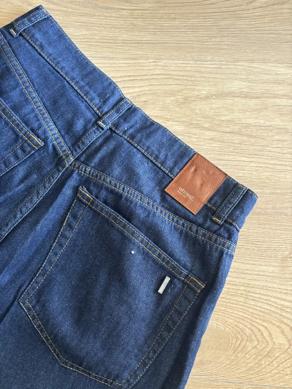 Jeans rectos de denim azul oscuro, con un corte clásico y versátil. Ideal para un look casual y moderno. Cuenta con bolsillos delanteros y traseros, y un detalle de etiqueta de la marca en la parte trasera.