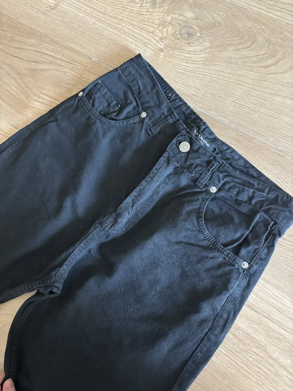 Jeans rectos de hombre, color negro, de la marca Le Lurcher. Un clásico para cualquier ocasión.