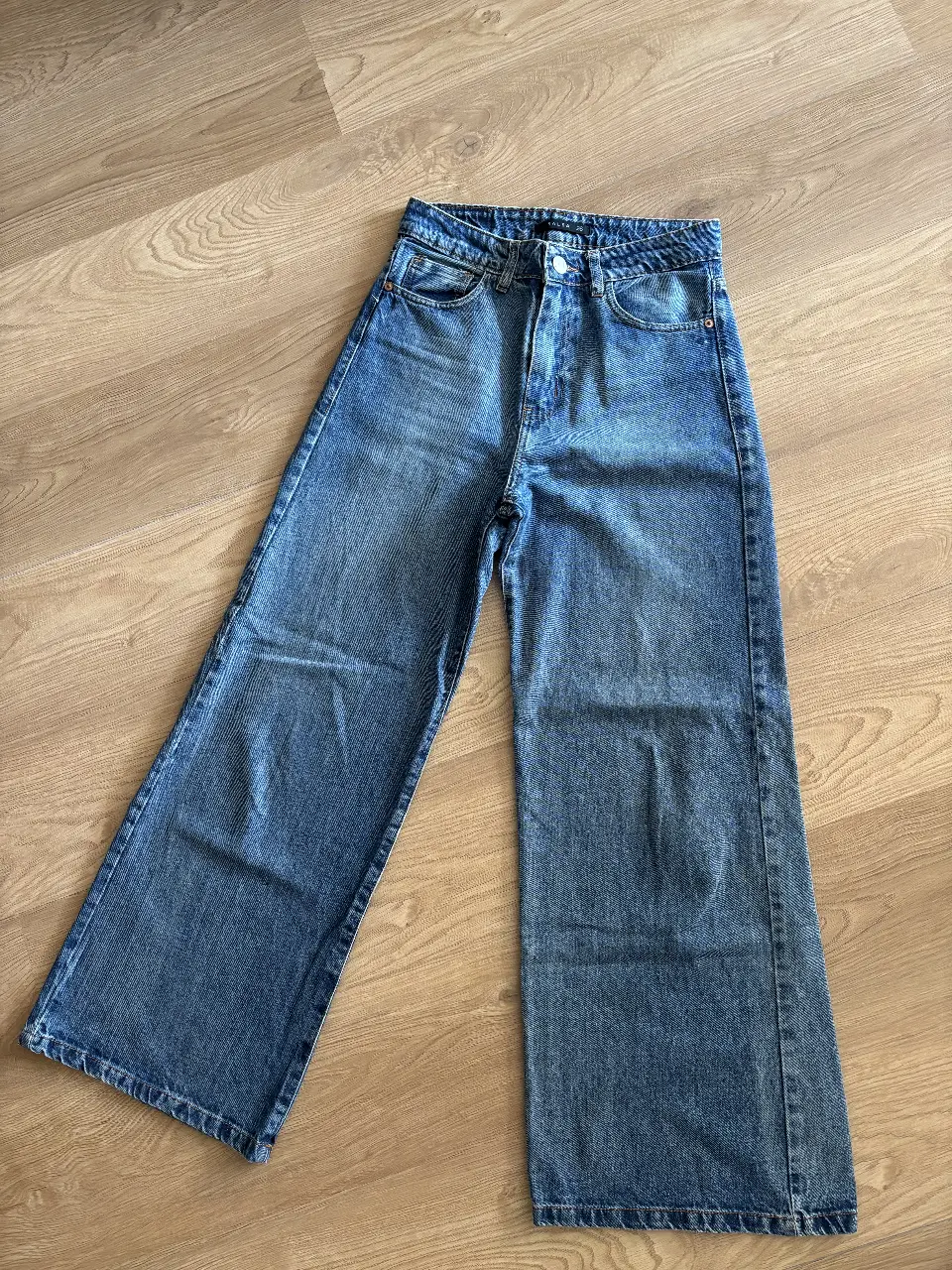 Jeans rectos de mujer, tiro alto, color azul. Un clásico que no puede faltar en tu guardarropa. Ideal para un look casual y cómodo.