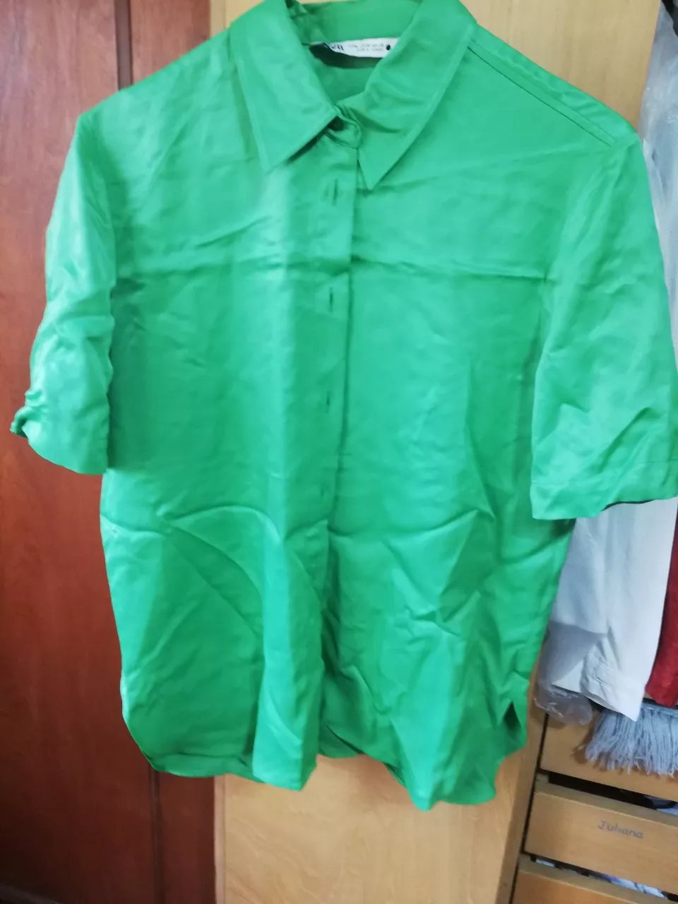 Camisa de mujer verde, de la marca Zara, con mangas cortas y cuello clásico. Ideal para un look elegante y fresco.