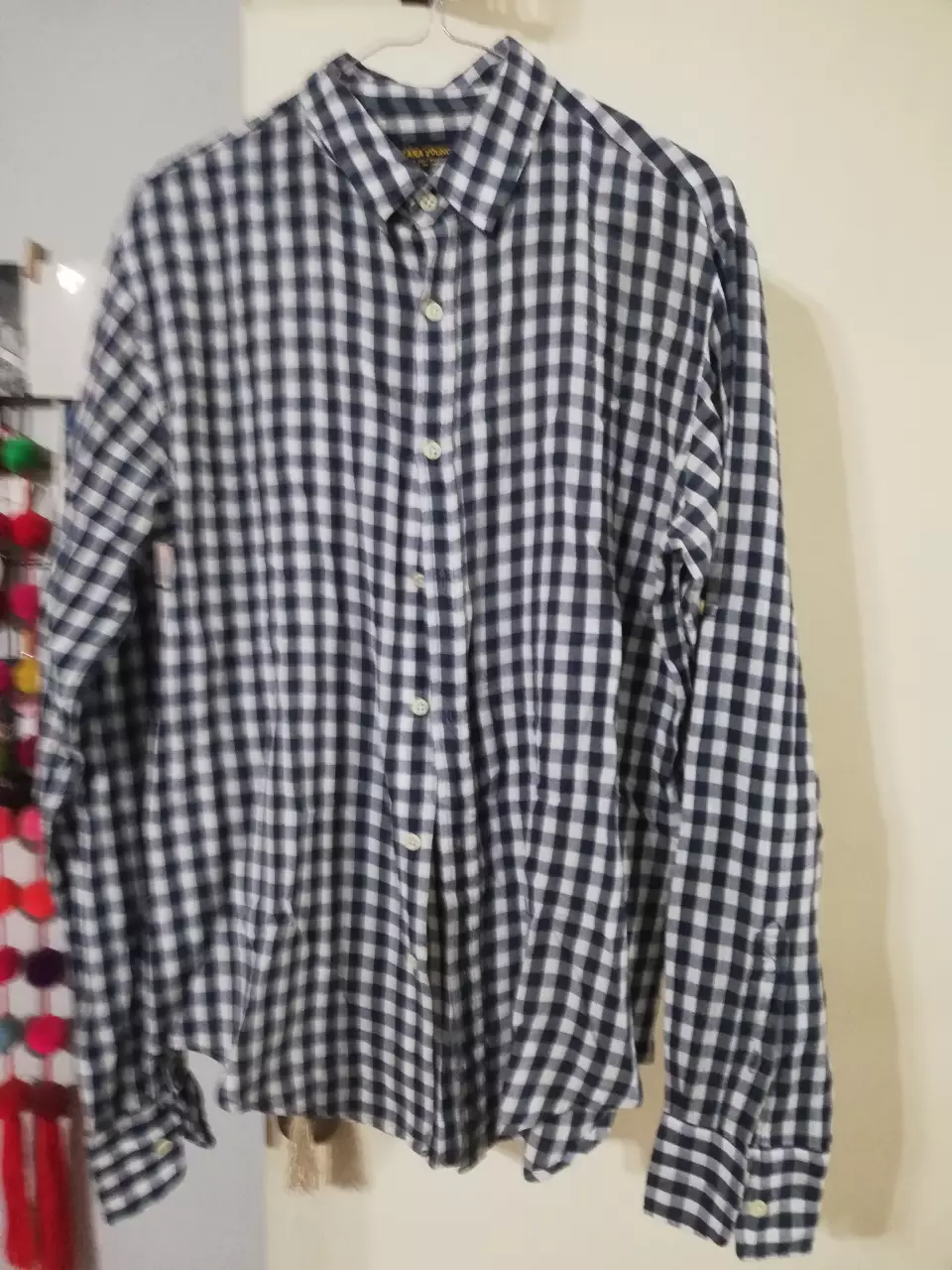 Camisa a cuadros en blanco y azul marino, manga larga, ideal para un look casual y versátil. Perfecta para combinar con jeans o pantalones chinos.