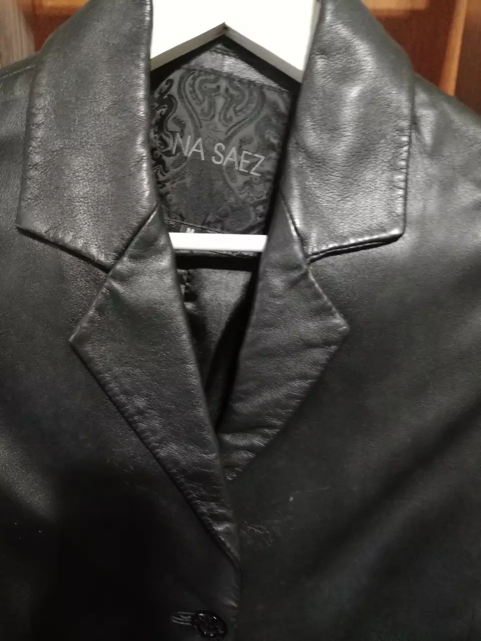 Saco de cuero  vacuno negro de la marca Ona Saez, con corte tipo blazer Ideal para un look moderno y audaz.cuero natural