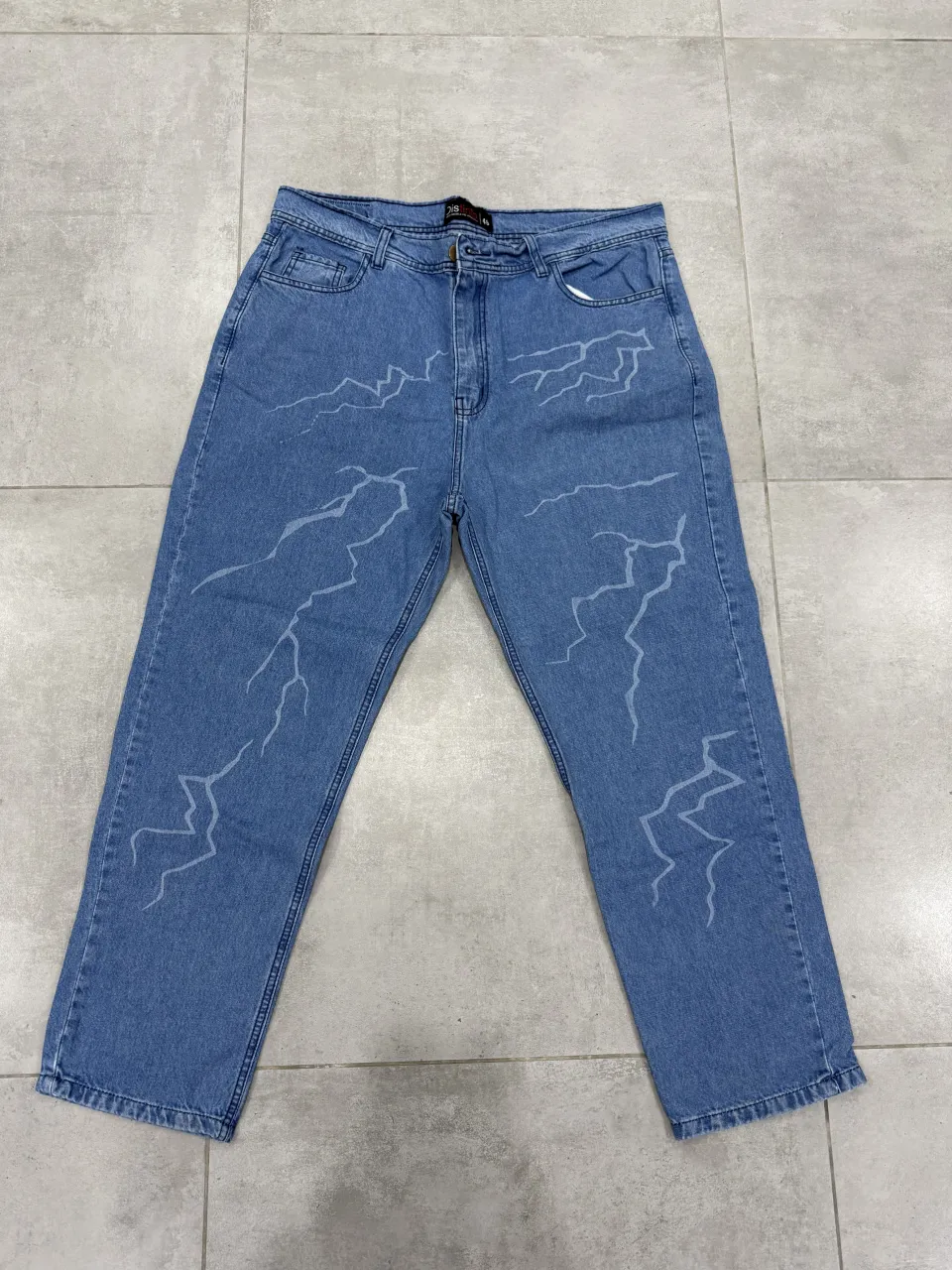 Jeans de corte recto con un diseño de rayos en toda la prenda. Un estilo único y llamativo para destacar tu look.
