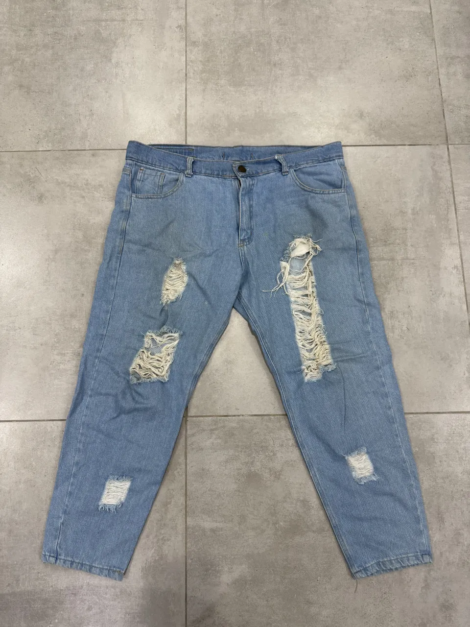 Jeans de corte recto, tiro alto, con roturas desgastadas y detalles deshilachados. Un clásico reinventado para un look urbano y canchero. Ideales para combinar con remeras básicas o tops. unico detalle que es una mancha que no se nota