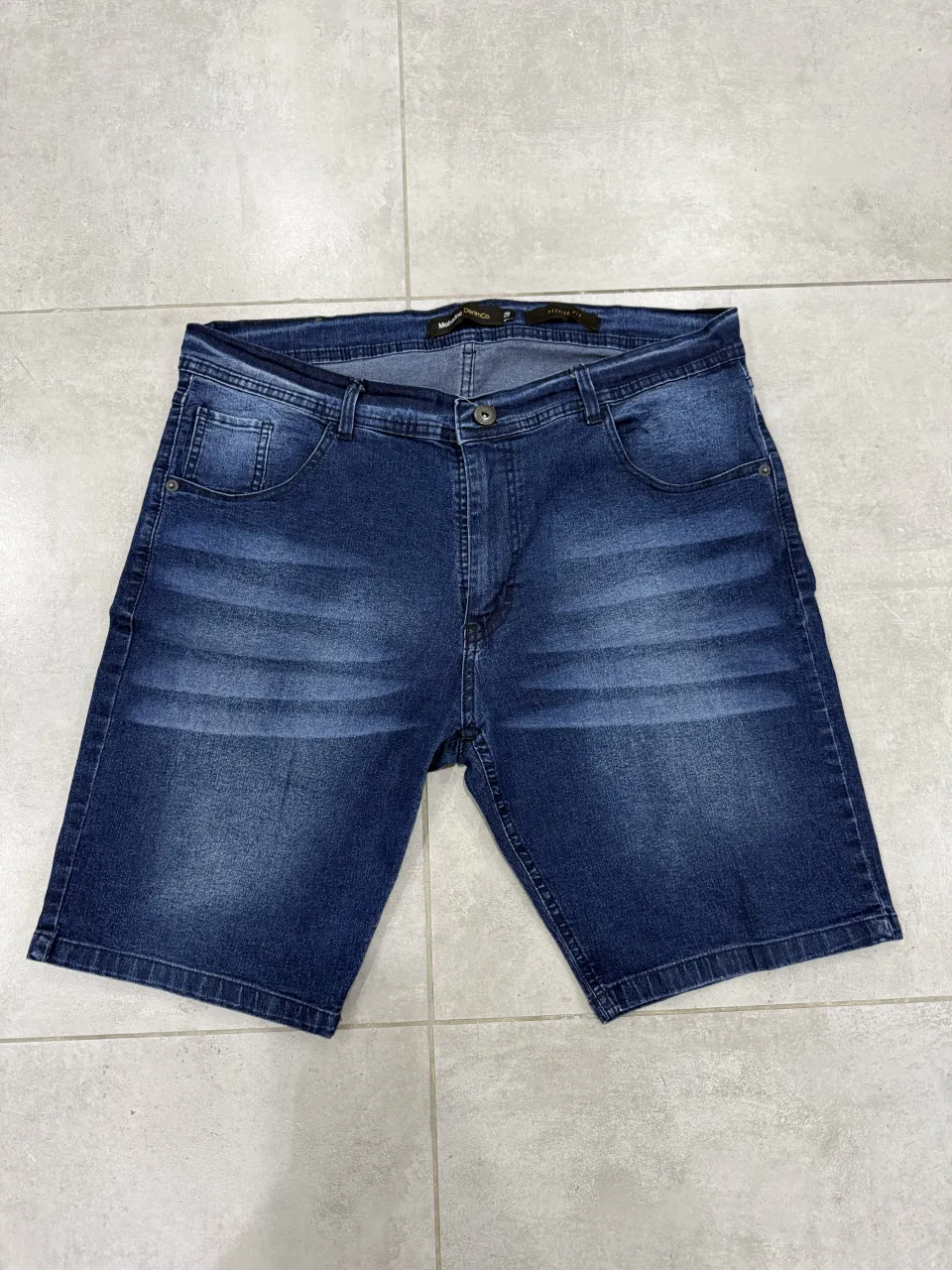 Shorts de jean,con lavado desgastado y detalles de desgaste. Perfectos para un look casual y moderno.