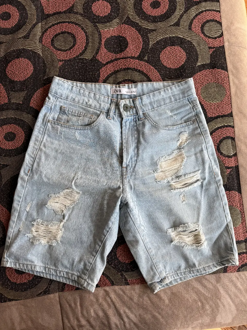 Short de jean celeste claro con roturas, tiro medio y corte clásico. Ideal para un look casual y canchero.