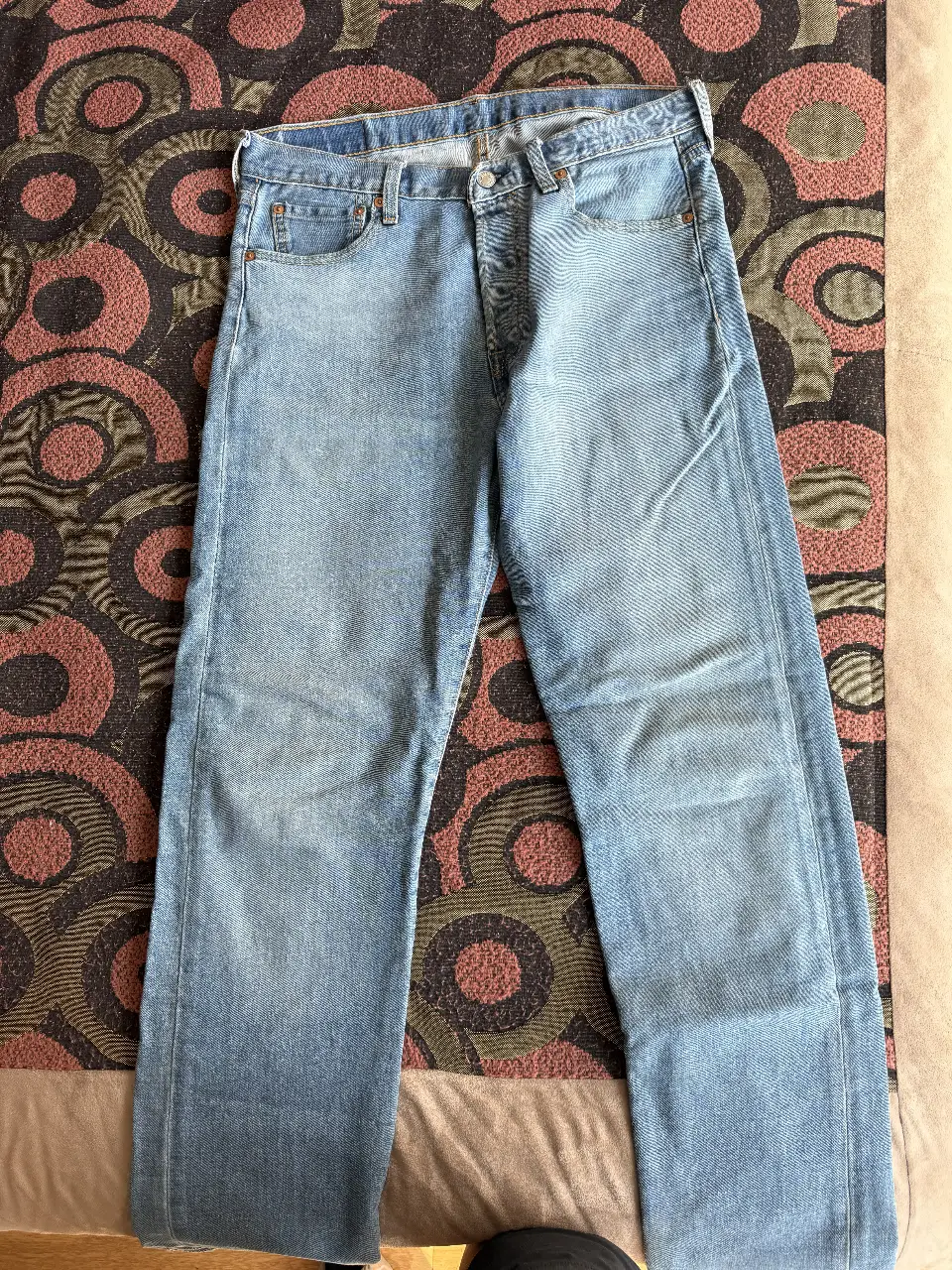 Jeans rectos de hombre, color azul claro, con etiqueta 501 de Levi's. Talle 30x30.