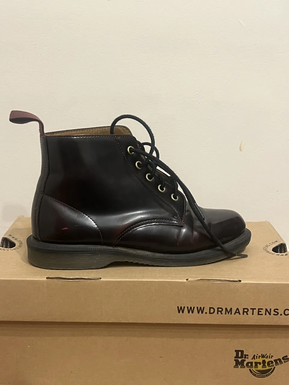Botines borcegos de cuero color borgoña, con cordones y detalle en la parte trasera. Ideales para un look casual y urbano.