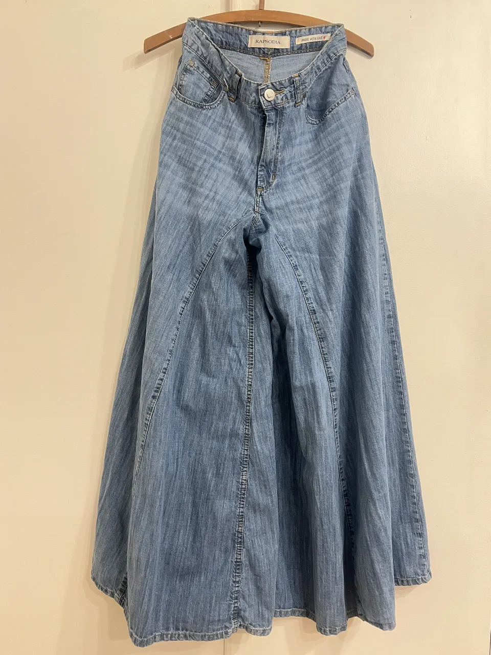 Pollera larga de jean con diseño de pantalón. Tiro alto, corte amplio y estilo campana. Ideal para un look casual y moderno. Cintura 34 cm cadera 47 cm