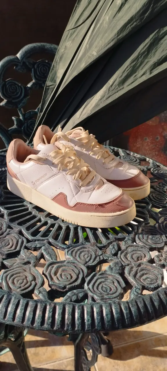Zapatillas Topper blancas con detalles marrones, ideales para un look casual y cómodo. Perfectas para el día a día.