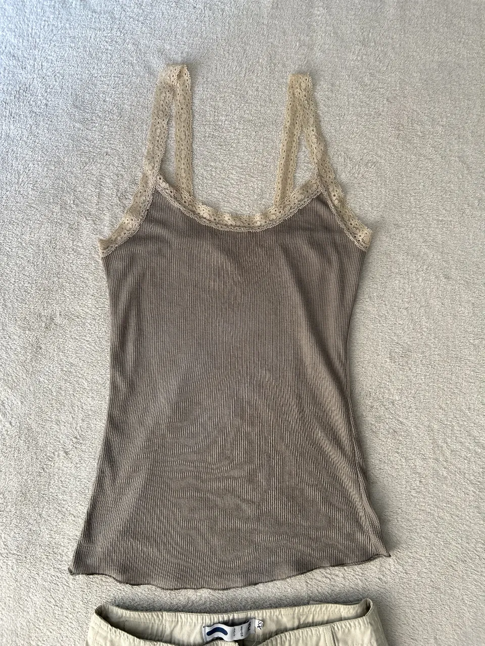 Top de morley con detalles de encaje en breteles y escote. Súper delicado y canchero.