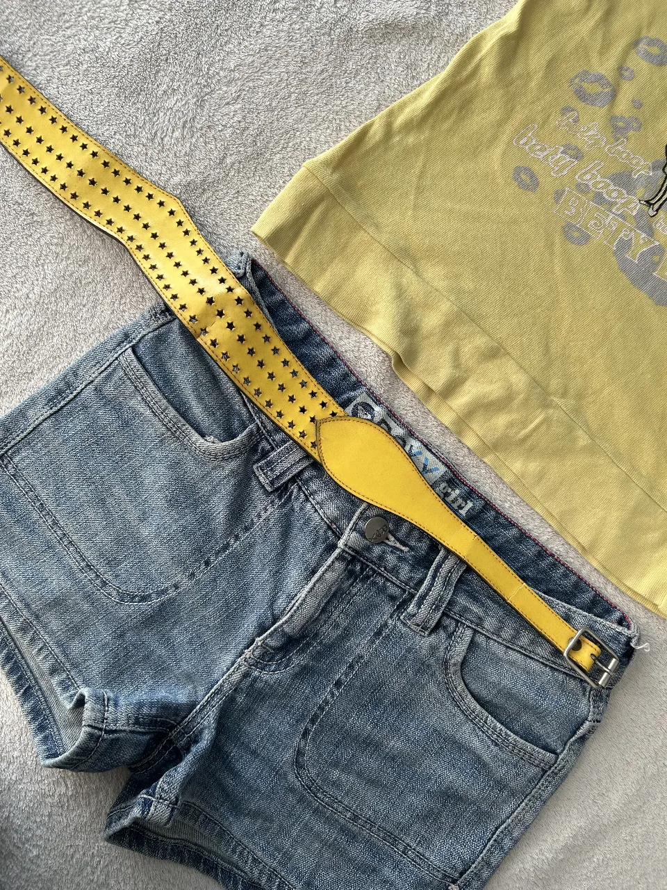 cinturón amarillo vintage ideal para outfits de verano