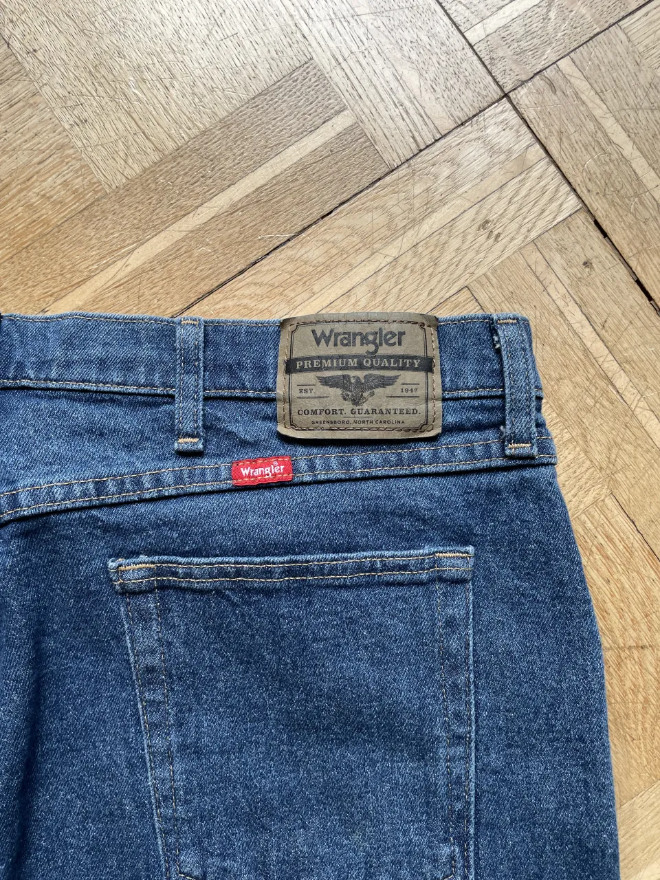 Jeans azules de corte clásico con cinco bolsillos y cierre de botón y cremallera. TALLE 38x32