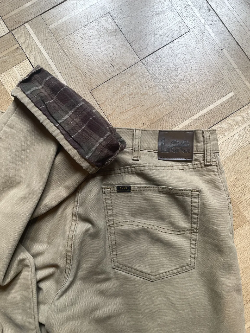 Pantalón de gabardina color beige con forro interno a cuadros escoceses acolchonado (para invierno). Posee bolsillos frontales y traseros. TALLE 36x30