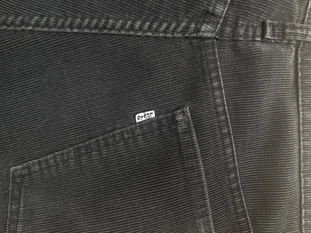 Pantalones de corderoy negros, Levis, con cinco bolsillos y etiqueta de marca en el bolsillo delantero derecho. TALLE 36x30 US