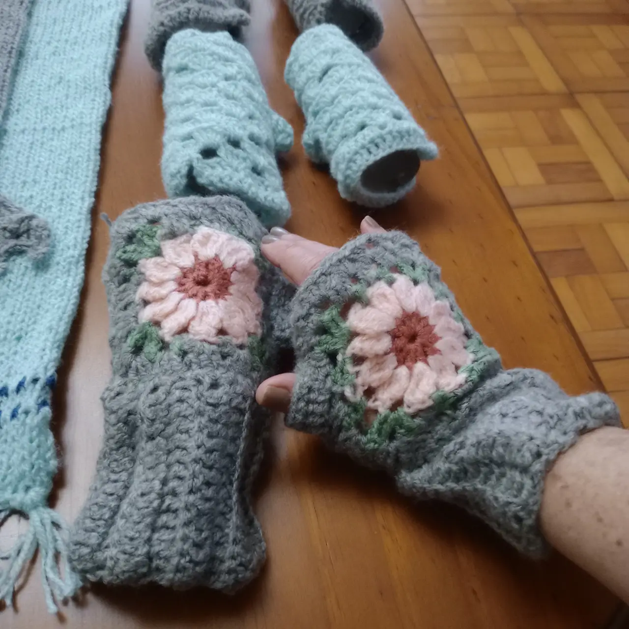 Guantes tejidos a mano puede ser con diseño floral, o sin, en los tonos que vos elijas. Ideales para el invierno, estos guantes artesanales combinan estilo y calidez.