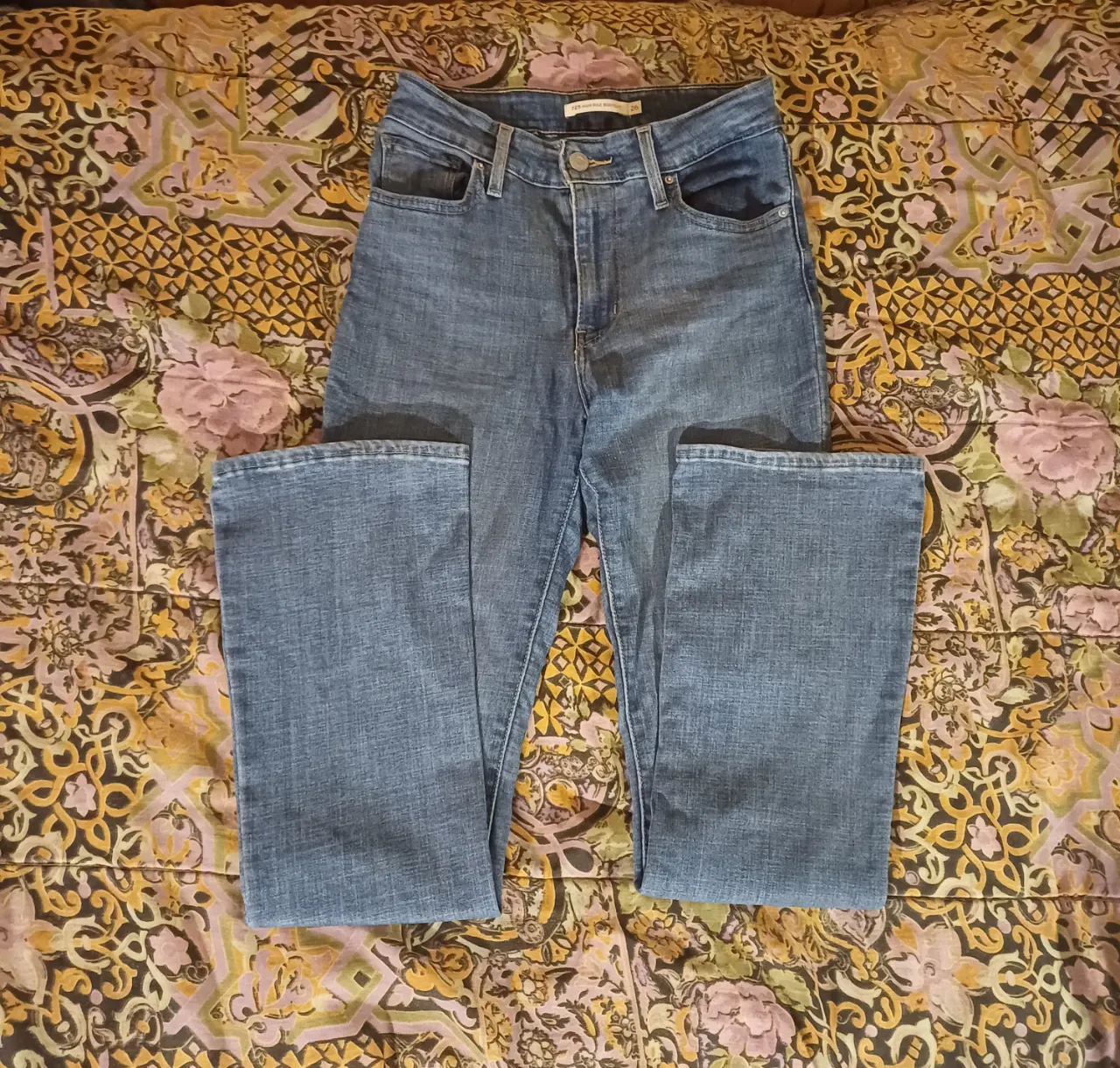 Jeans Levi's tiro alto, corte bootcut. Un clásico que nunca pasa de moda, ideal para crear looks cancheros y modernos. Perfectos para el día a día o para una salida informal.
Talle etiquetado 26/36, guiarse por las medidas!
cintura: 32 cm
cintura estirada: 37 cm
cadera: 40 cm
tiro delantero: 27 cm
largo: 98 cm