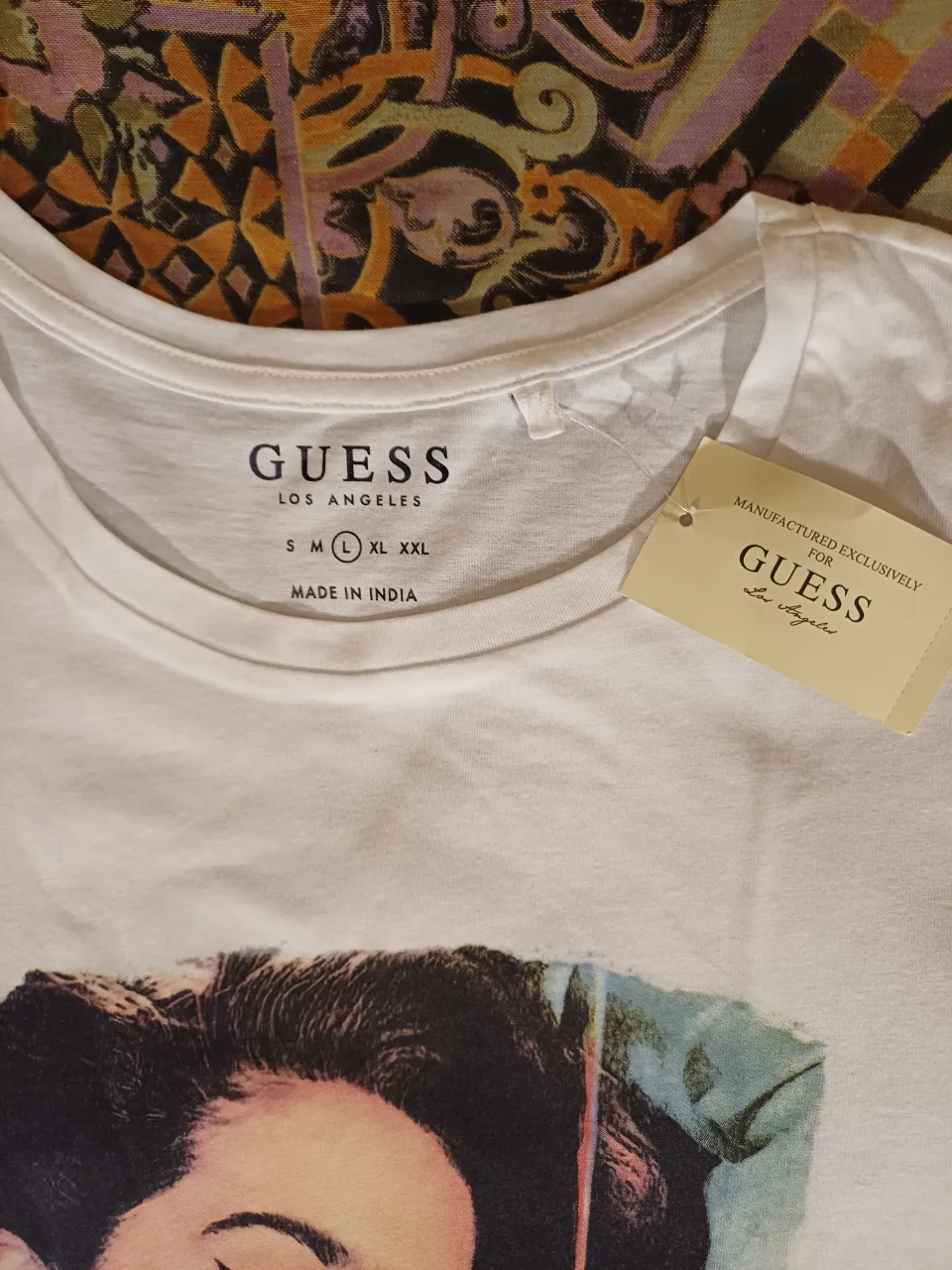 Remera GUESS - Vista 3