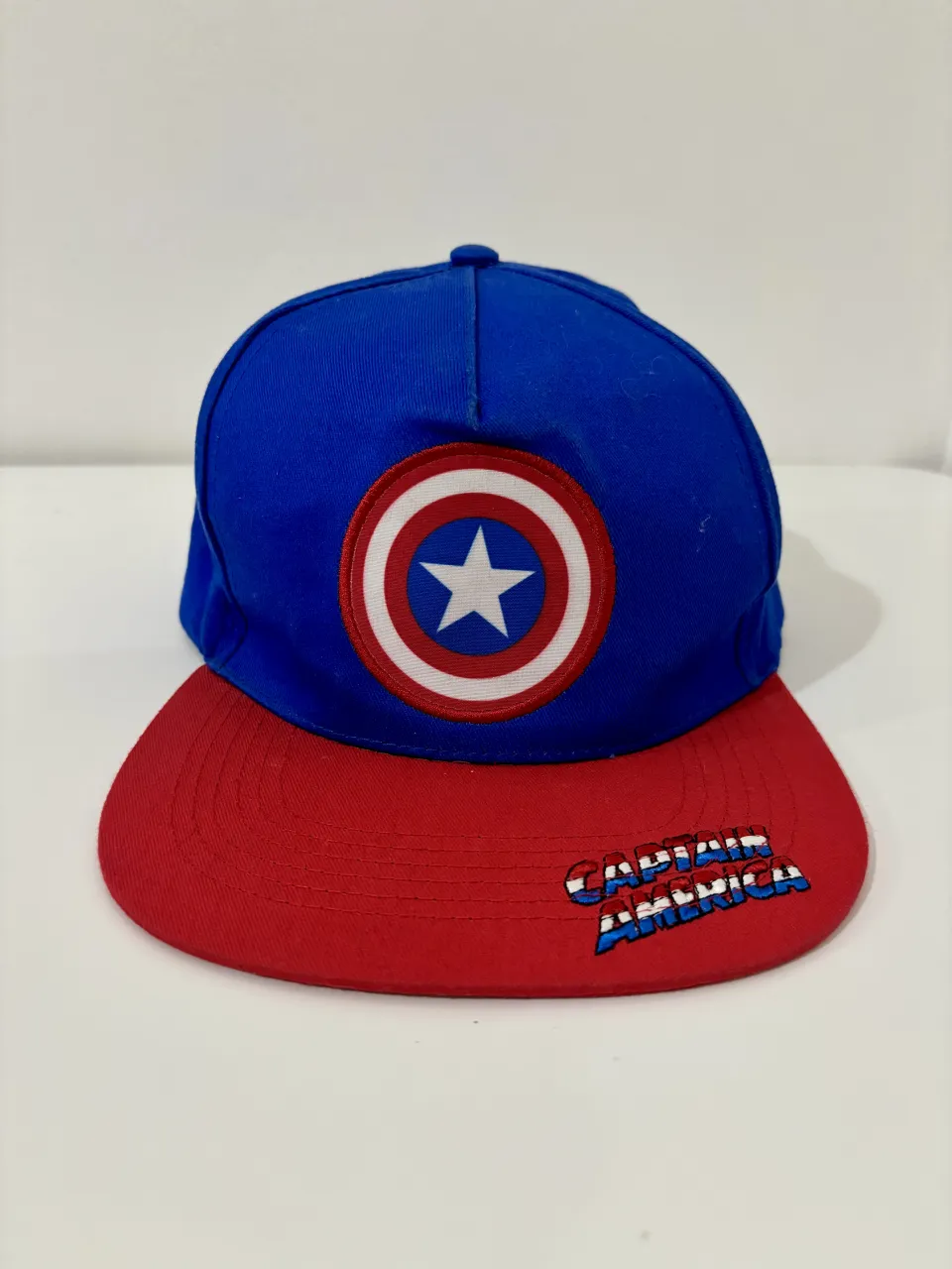Gorra de Capitán América, ideal para fanáticos de Marvel. Diseño clásico con el escudo del personaje y el logo de Marvel. Perfecta para un look casual y divertido.
