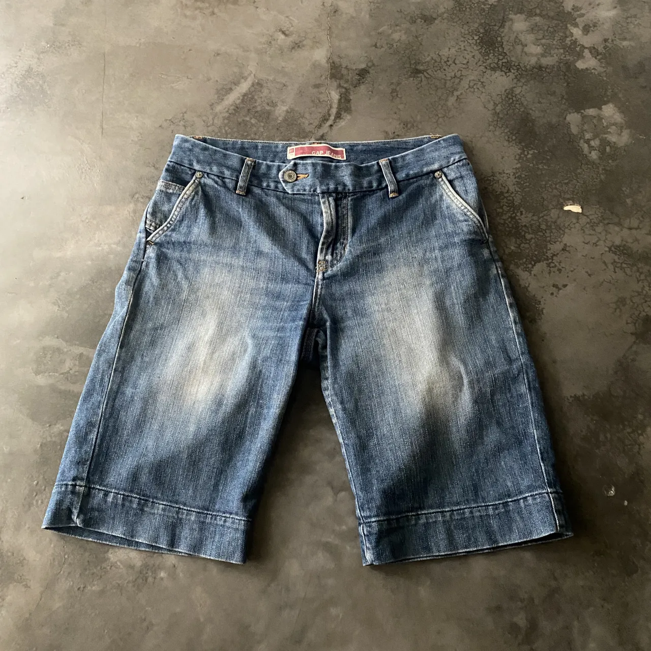 Bermudas GAP Mujer jean denim 
Talle 4 US. 
Usadas, sin detalles.
Medidas: largo 50, cintura 38, cadera 51, tiro 23.