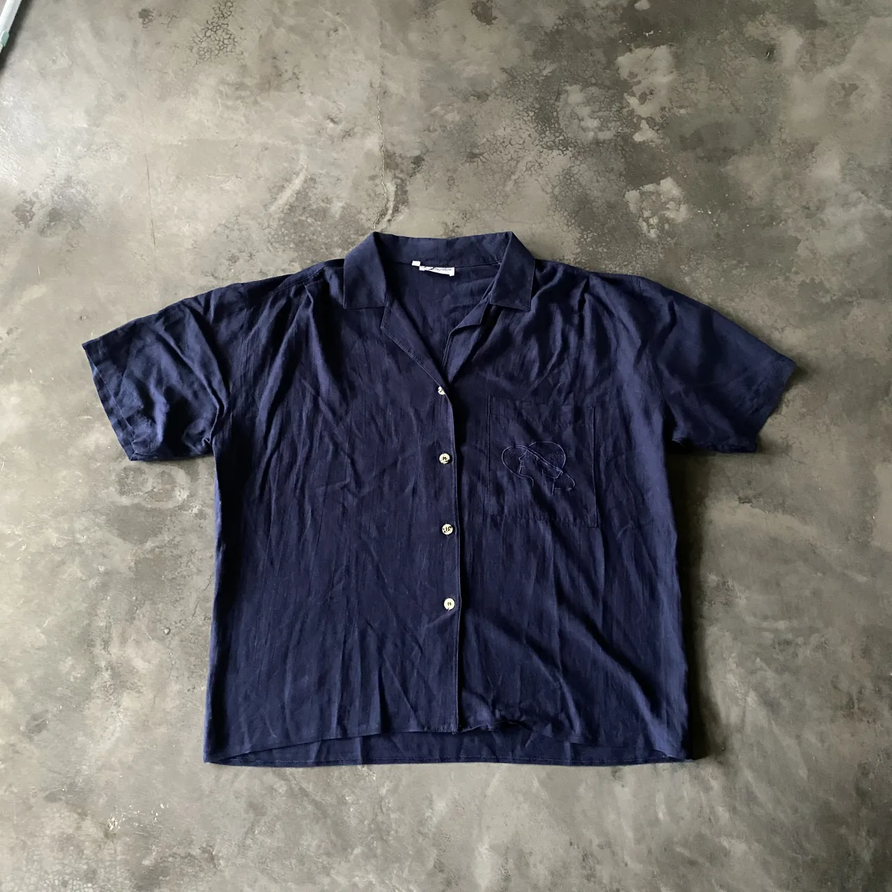 Camisa tipo lino vintage de mujer abotonada manga corta azul.
Usada.
Talle no figura pero va L, oversize.
Medidas: largo 60, axilas 60, hombros 51..