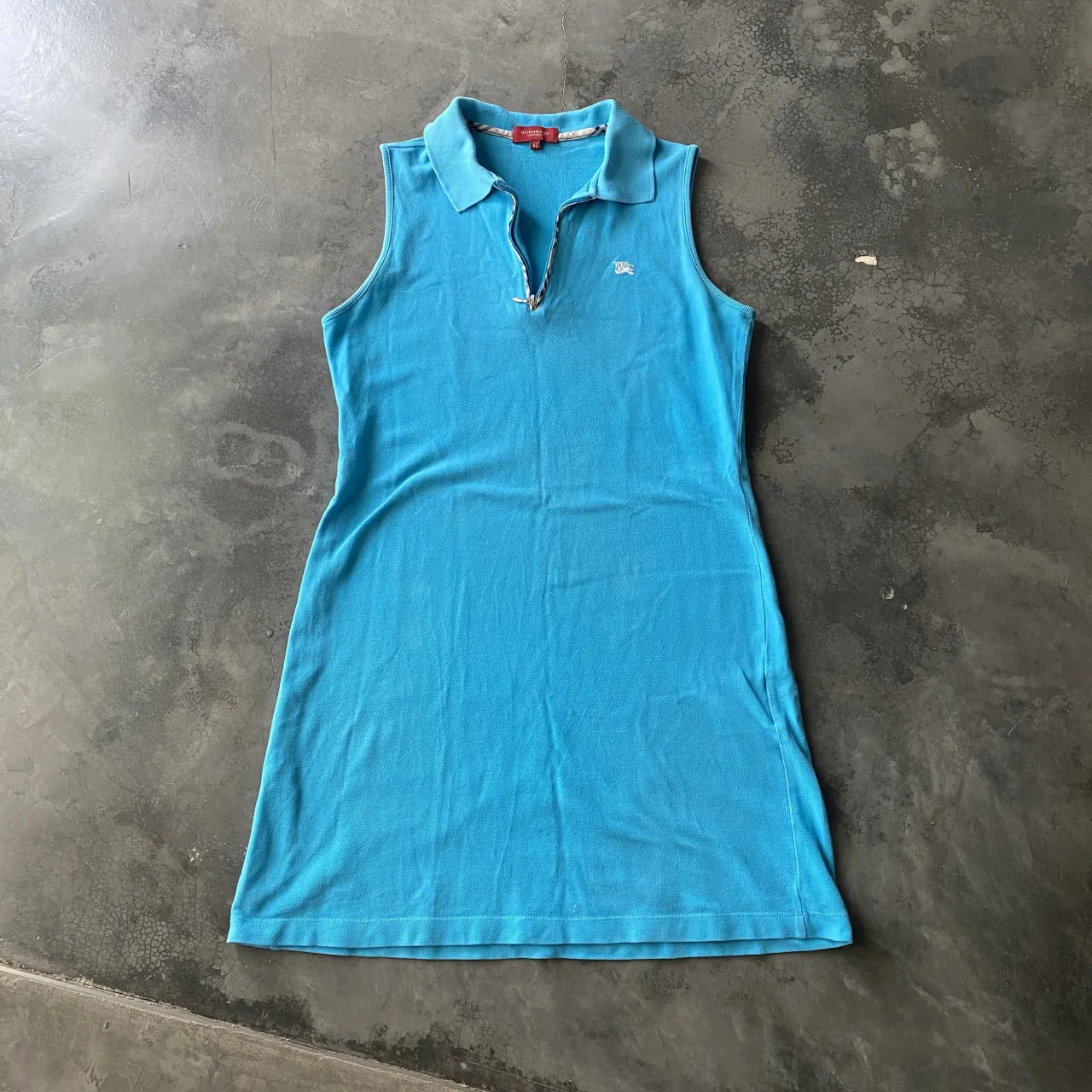 Remera chomba hombre Burberry verde piqué.
Usada, tiene un agujerito en el frente.
Talle S.
Medidas: largo 66, axilas 50, hombros 39. 