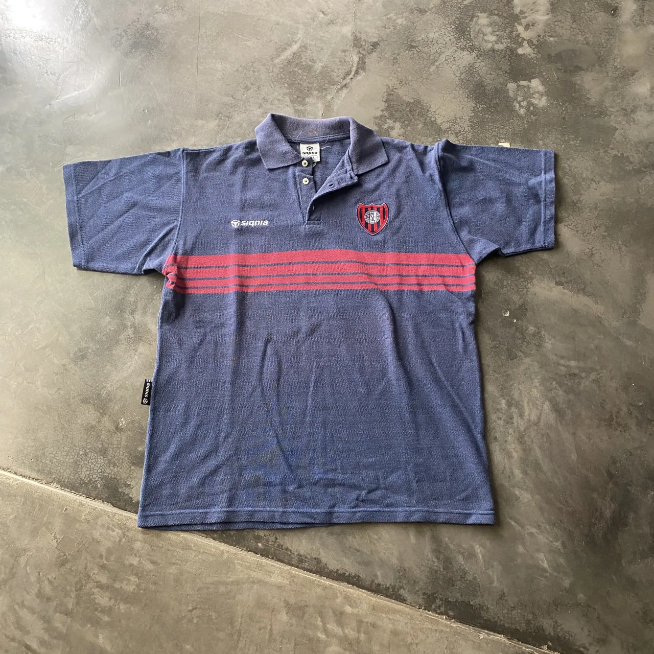 Remera Chomba San Lorenzo 00s Signia 
Usada, tiene desgaste en el cuello.
Talle L.
Medidas: largo 72, axilas 60, hombros 50.