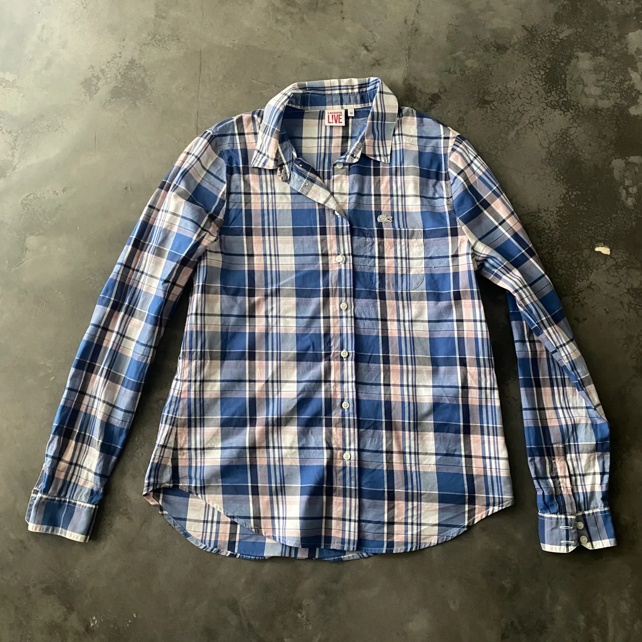 Camisa Lacoste mujer cuadrillé escocesa abotonada.
Talle 44.
Usada, único detalle mancha en el frente.
Medidas: largo 65, mangas 62, axilas 49, hombros 38. .