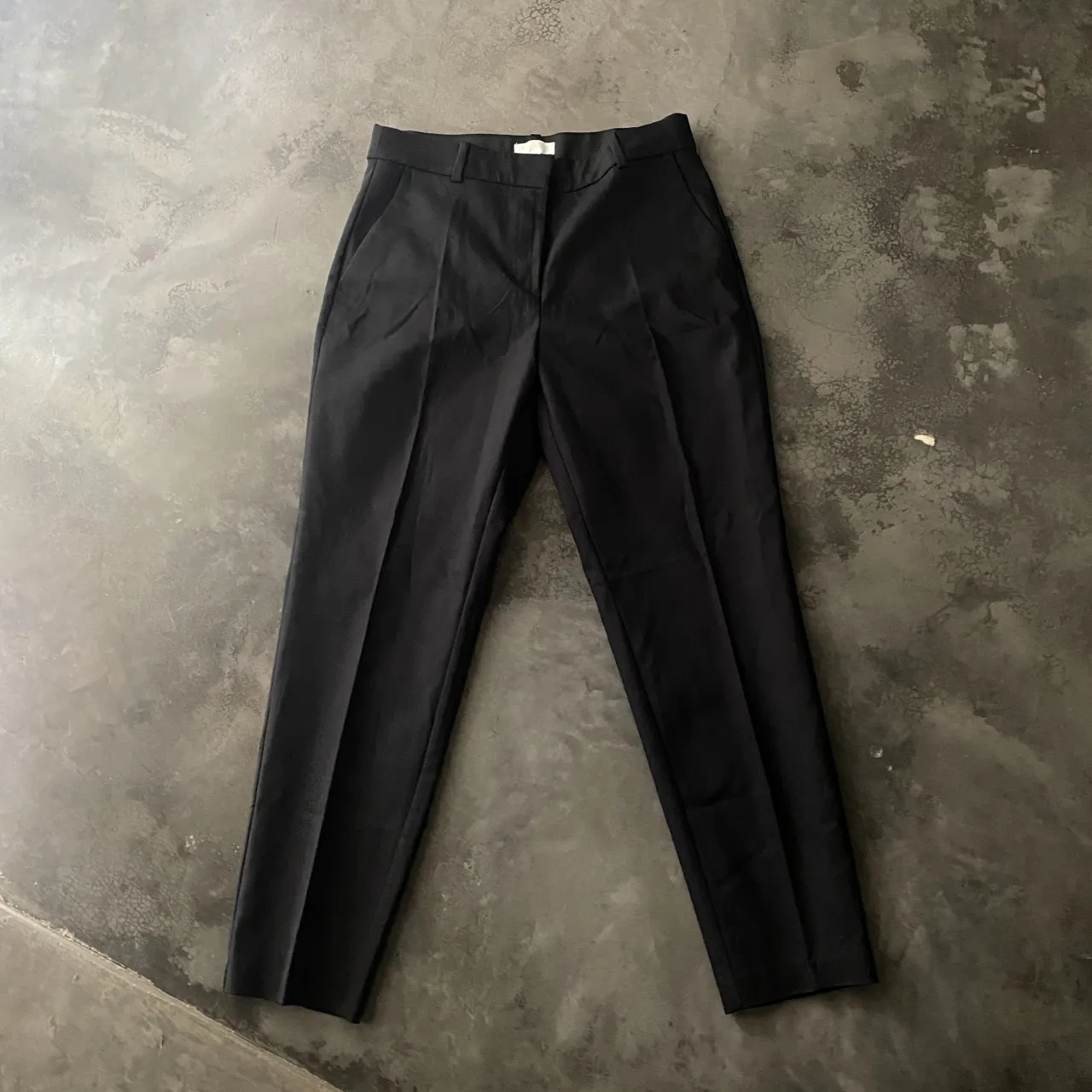 Pantalón sastrero tiro alto negro mujer H&M
Talle 40 EU.
Como nuevo.
Medidas: largo 97, cintura (tiene elástico) 39, cadera 52, tiro 28, botamanga 17.