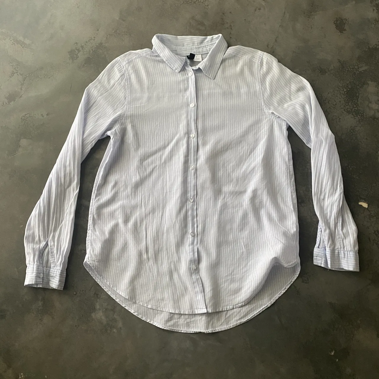 Camisa abotonada rayada celeste blanca H&M mujer.
Talle s.
Usada, sin detalles.
Medidas: largo 62, mangas 61, axilas 49, hombros 38..