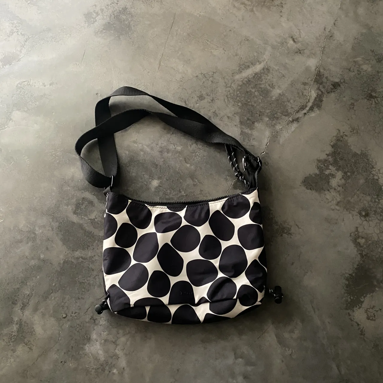 Bandolera Isadora con lunares de nylon
Como nueva. 
Medidas 30 x 18.