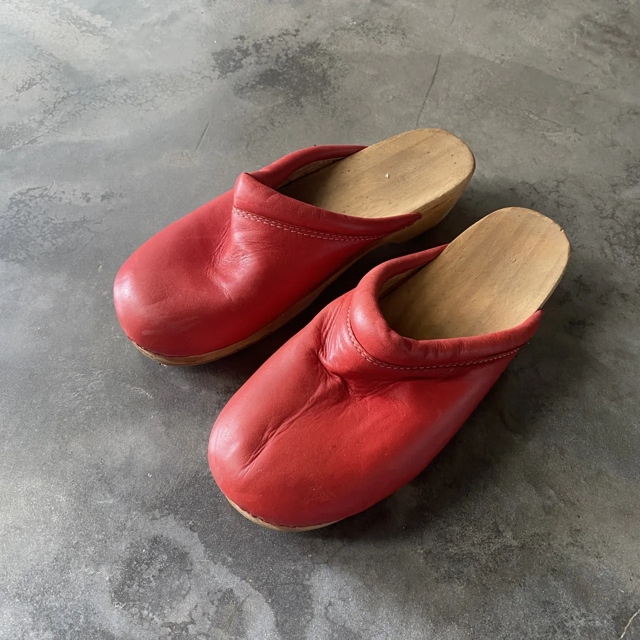 Zuecos rojos de madera marca Febo mujer talle 38.
Talle 38, 25cm de plantilla, 4,5 de taco. 
Usados, tiene algunos detalles el cuero. 