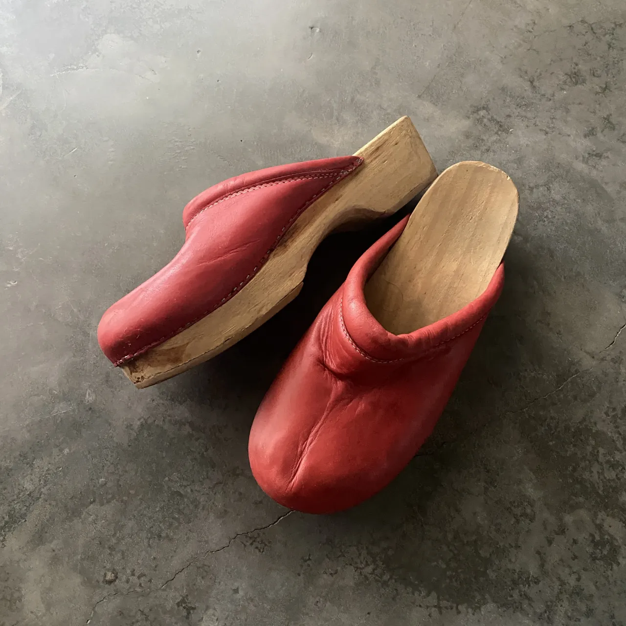 Zuecos rojos de madera marca Febo mujer talle 38.
Talle 38, 25cm de plantilla, 4,5 de taco. 
Usados, tiene algunos detalles el cuero. .