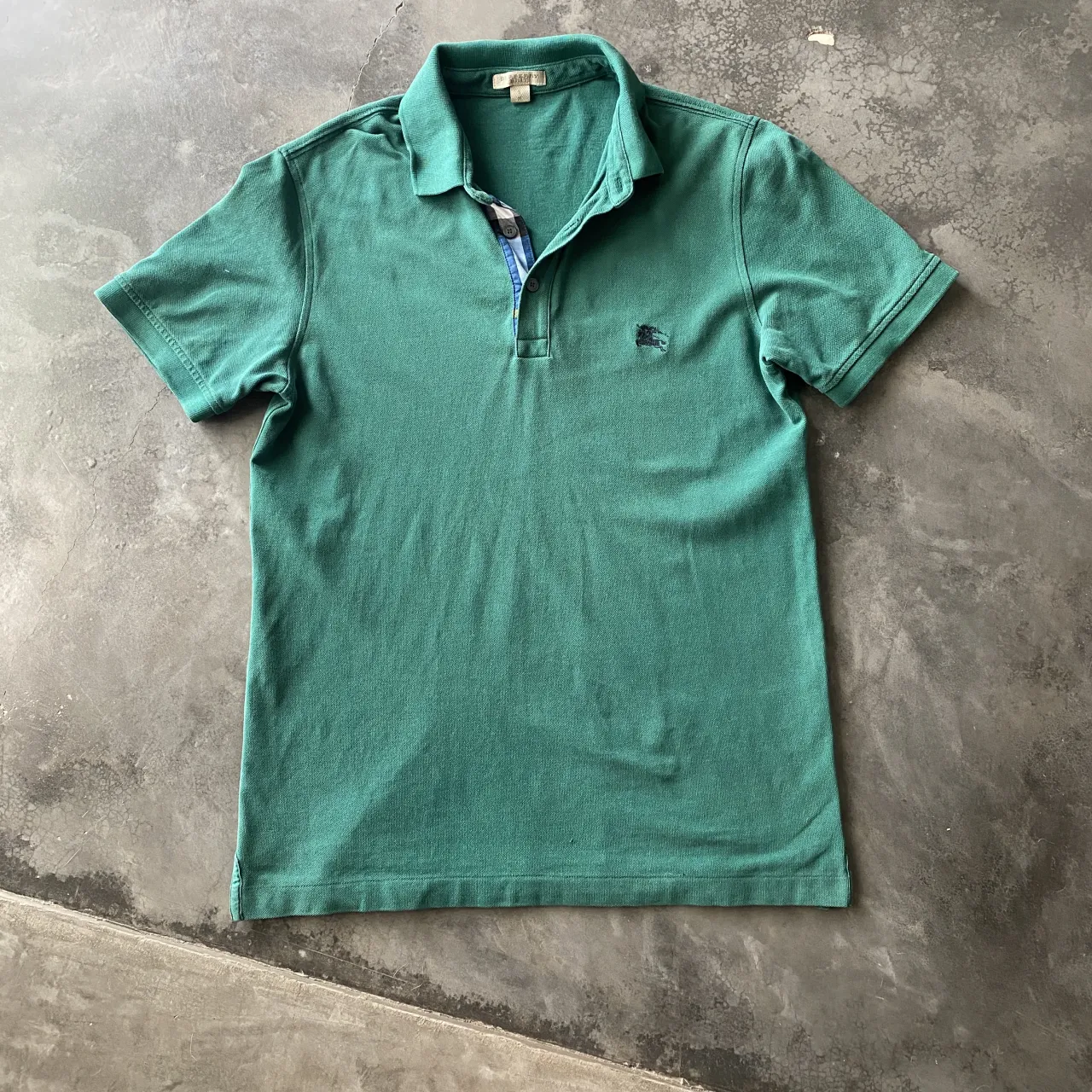 Remera chomba hombre Burberry verde piqué.
Usada, tiene un agujerito en el frente.
Talle S.
Medidas: largo 66, axilas 50, hombros 39. .