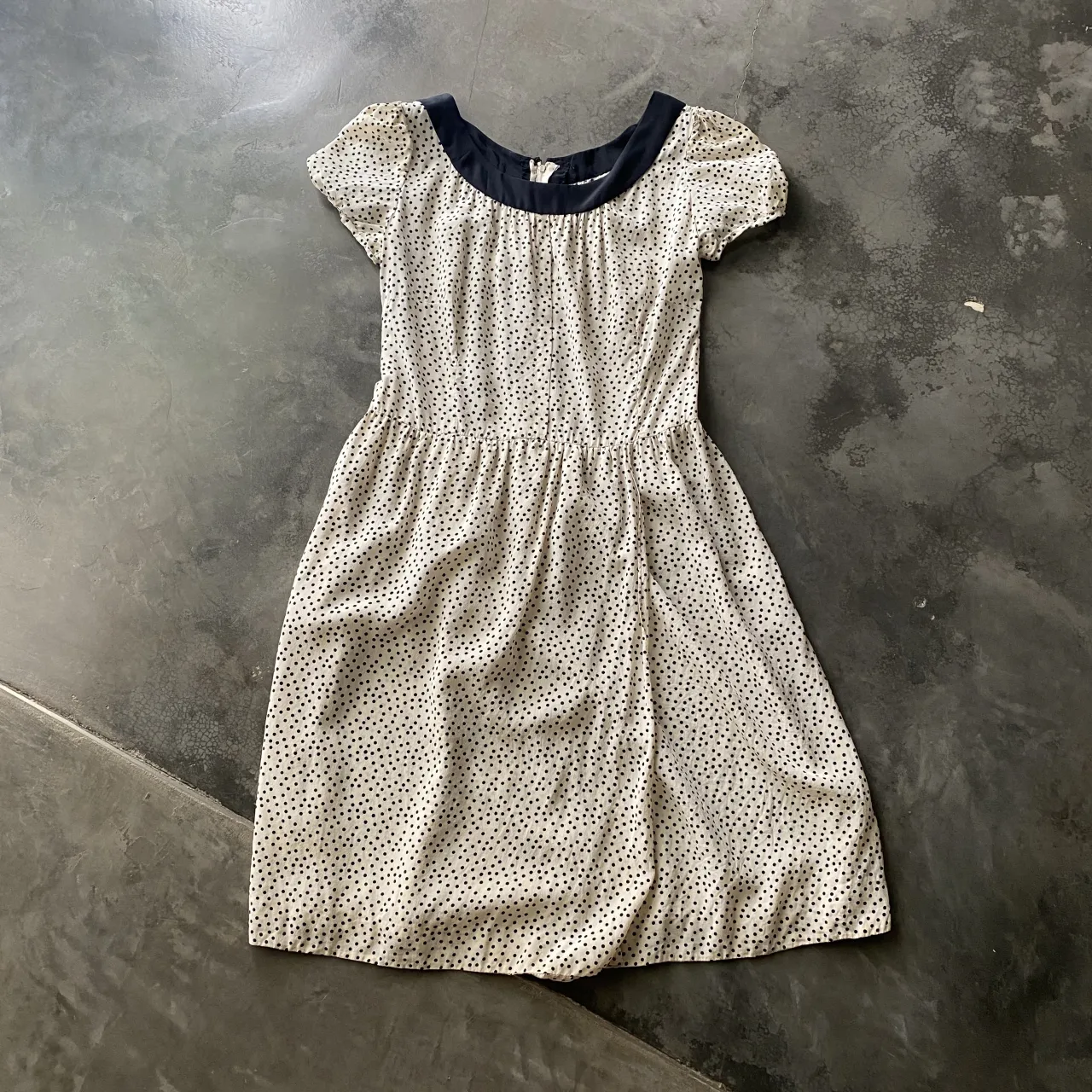 Vestido vintage a lunares mujer seda.
Usado. Tiene unas manchas amarillas en las mangas que no se notan mucho.
Talle no figura pero va M.
Medidas: largo 96, axilas 47, hombros 36, cintura 38, cadera 59. 
