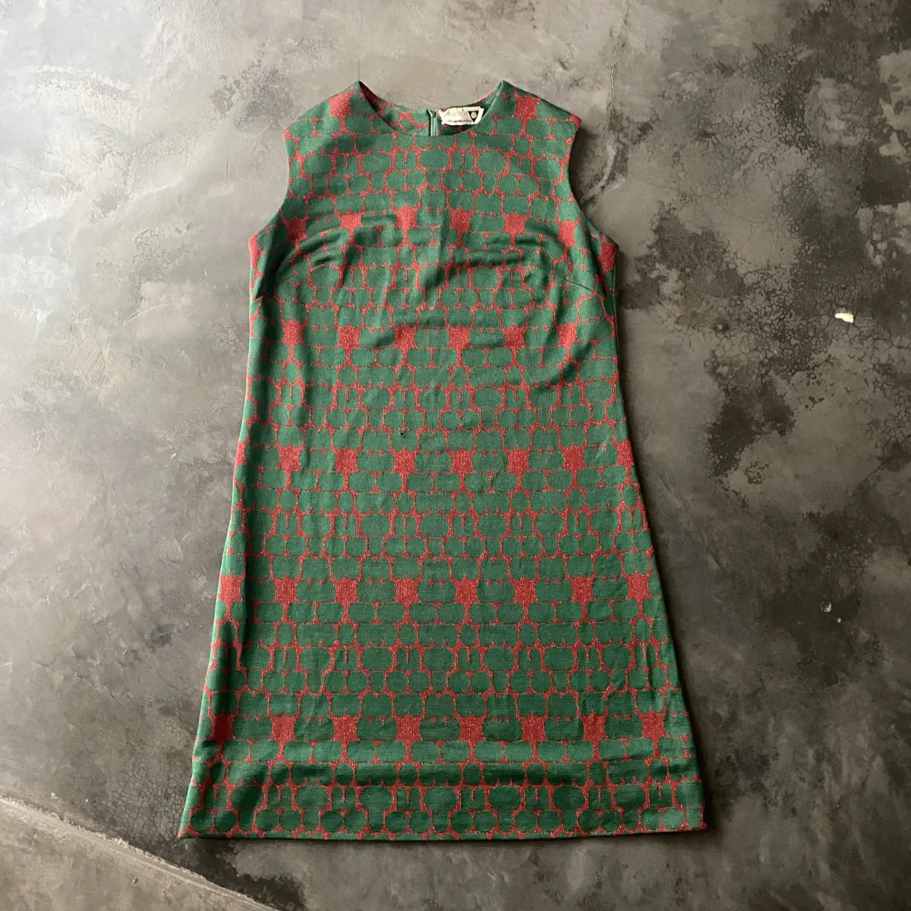 Vestido vintage estampado tela lurex 70s mujer
Talle 46.
Usado, tiene un agujerito en el frente.
Medidas: largo 90, axilas 49, hombros 37, cintura 45, cadera 52.