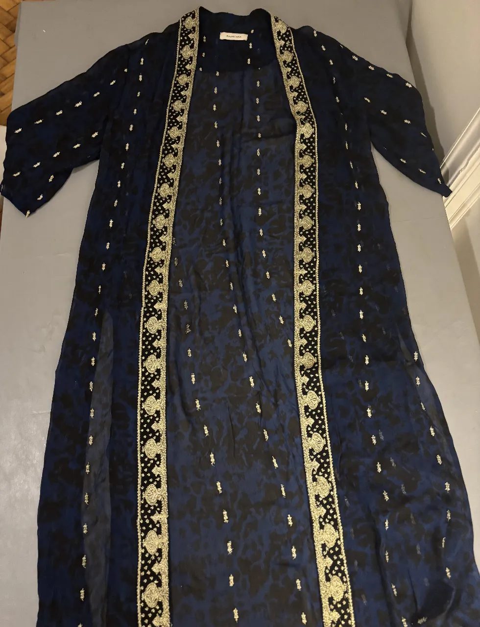 Kimono largo de gasa azul con detalles dorados. Ideal para un look bohemio y elegante.
