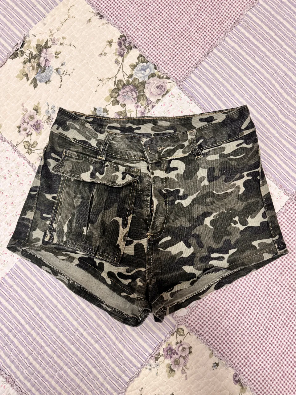 Shorts de jean con estampado camuflado. Tienen bolsillos delanteros y traseros.