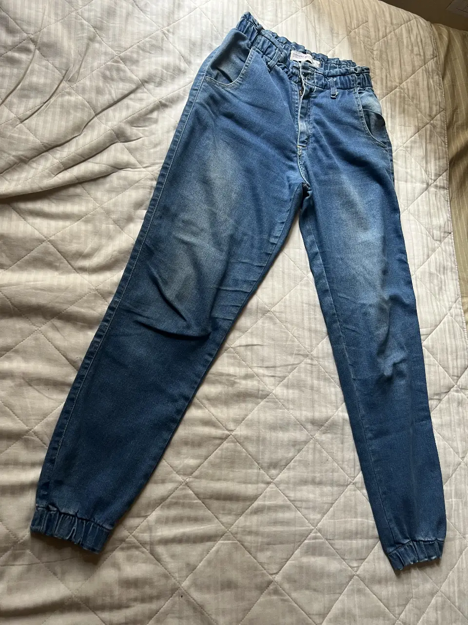 Pantalón de jean azul, estilo babucha con cintura elastizada. Talle 36 pero sería para un 38 por lo suelto. Ideal para un look casual y cómodo.