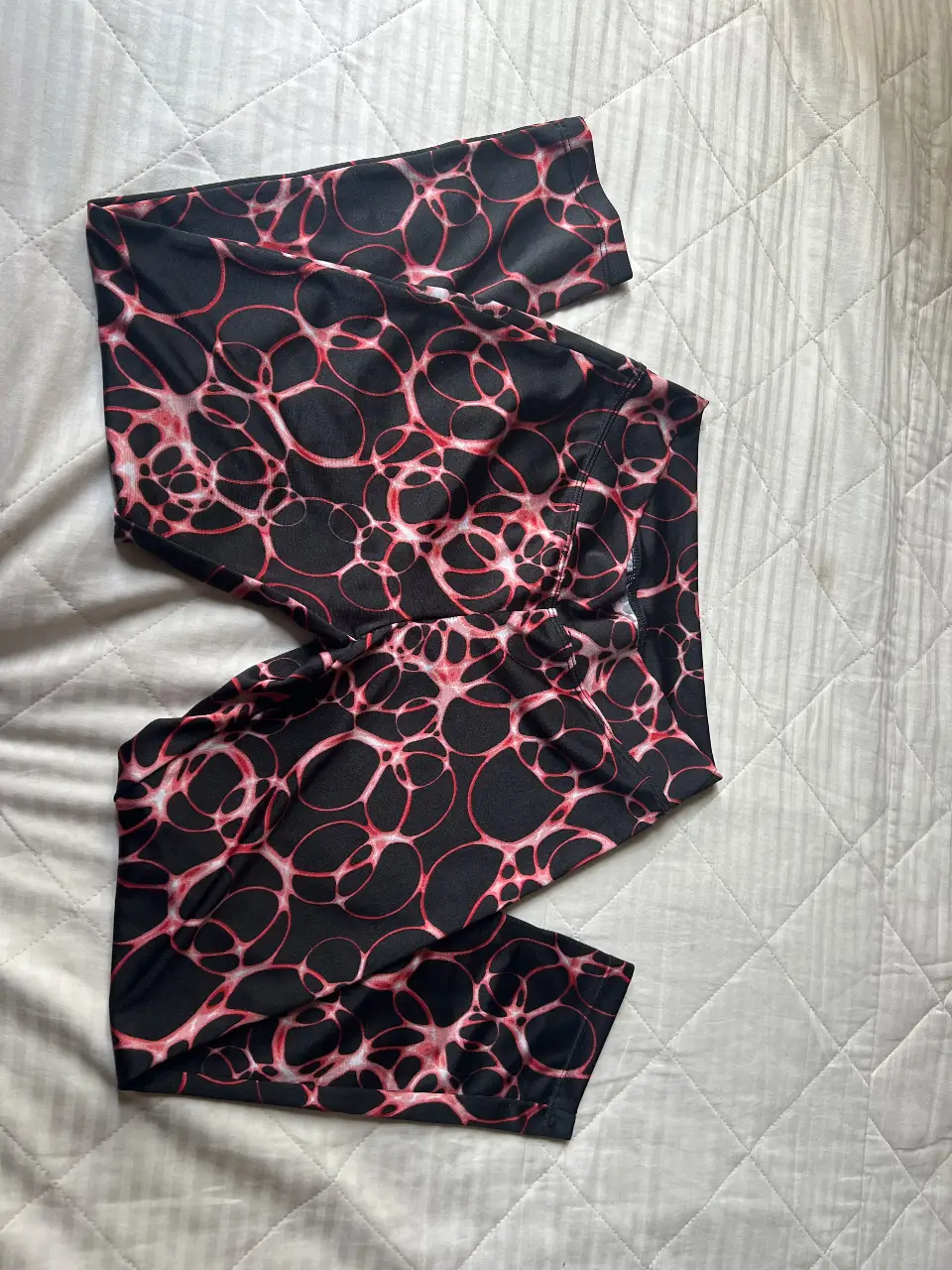Calzas deportivas para mujer, con estampado de círculos rojos sobre fondo negro. Ideal para actividades físicas y entrenamientos.Dice talle 3 pero seria para un talle 38