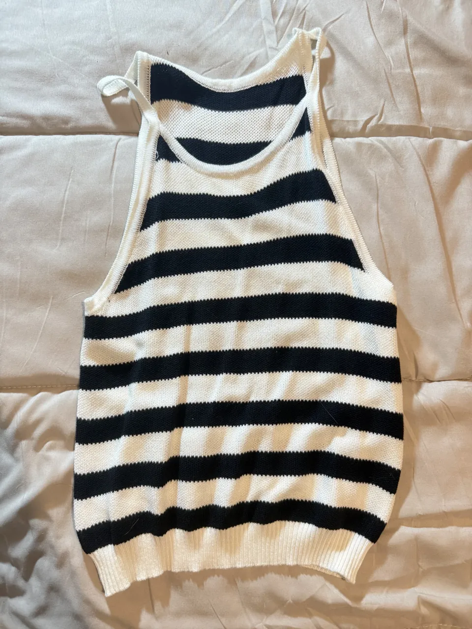 Musculosa a rayas blancas y negras.