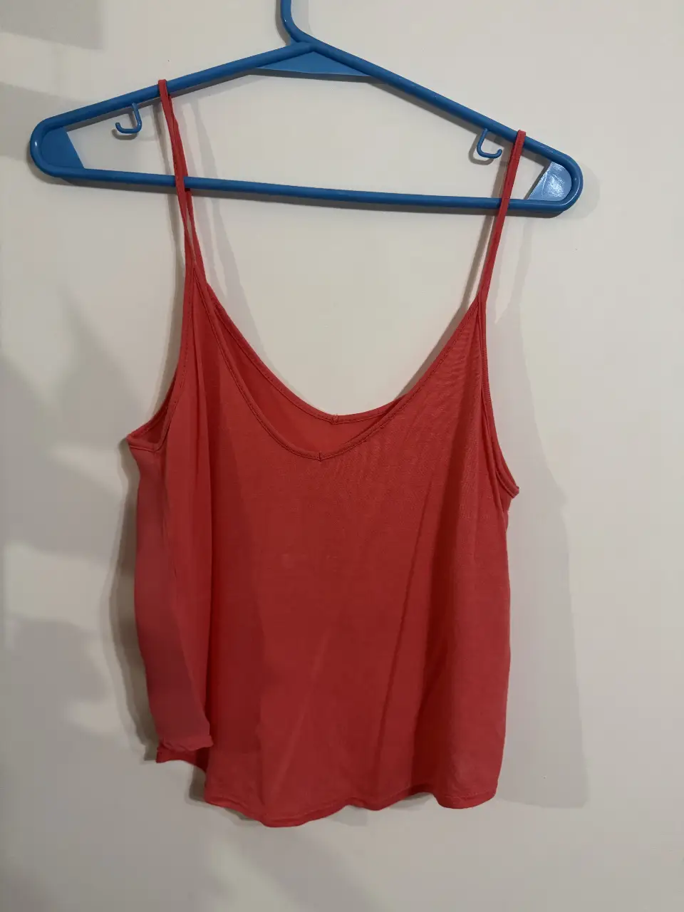 Musculosa top de mujer color coral, con tiras finas y escote en V. Ideal para el verano / primavera
