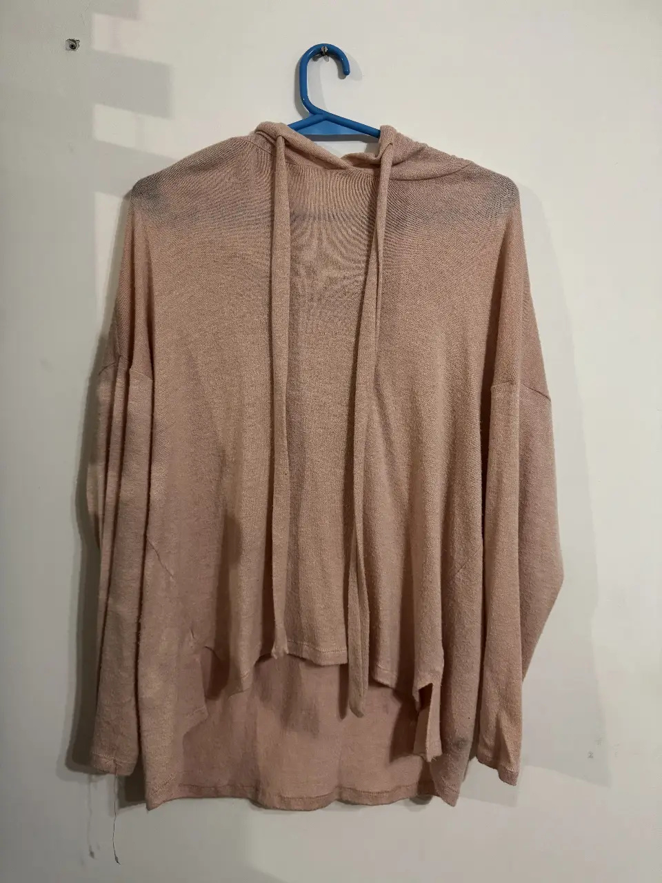 Buzo con capucha de tejido liviano en color rosa/rosa viejo. Ideal para un look casual y cómodo.